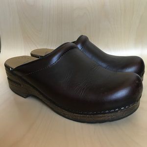 Brown leather Dansko Clogs. Size 38.